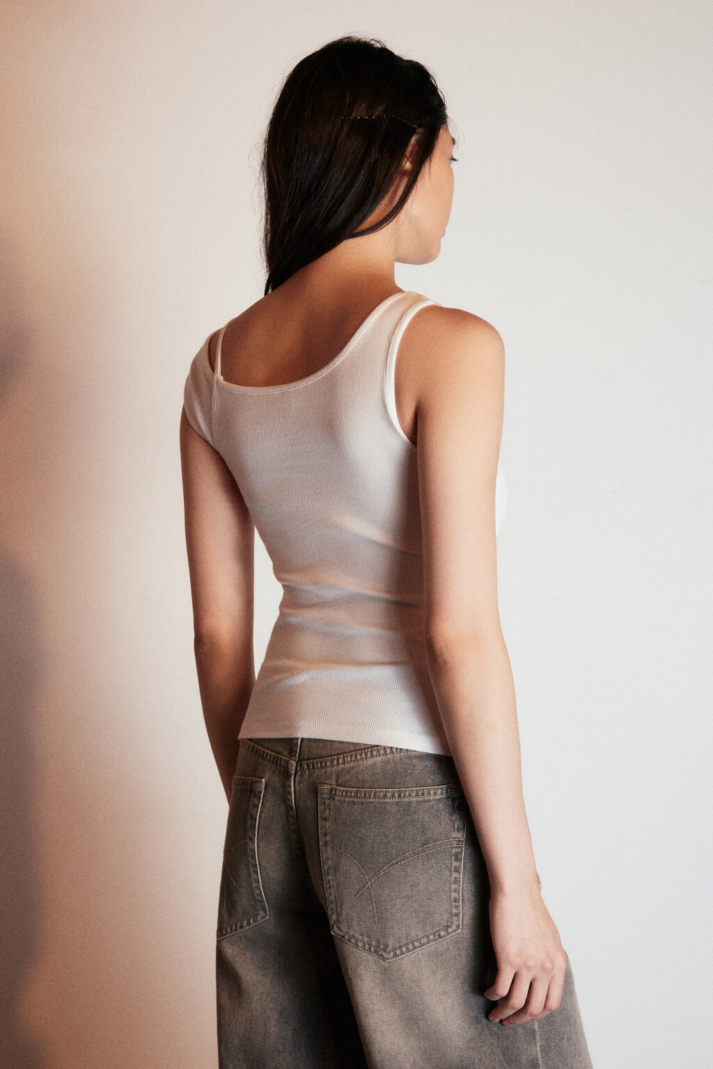 Майка с асимметричными бретелями - цвет белый - 3