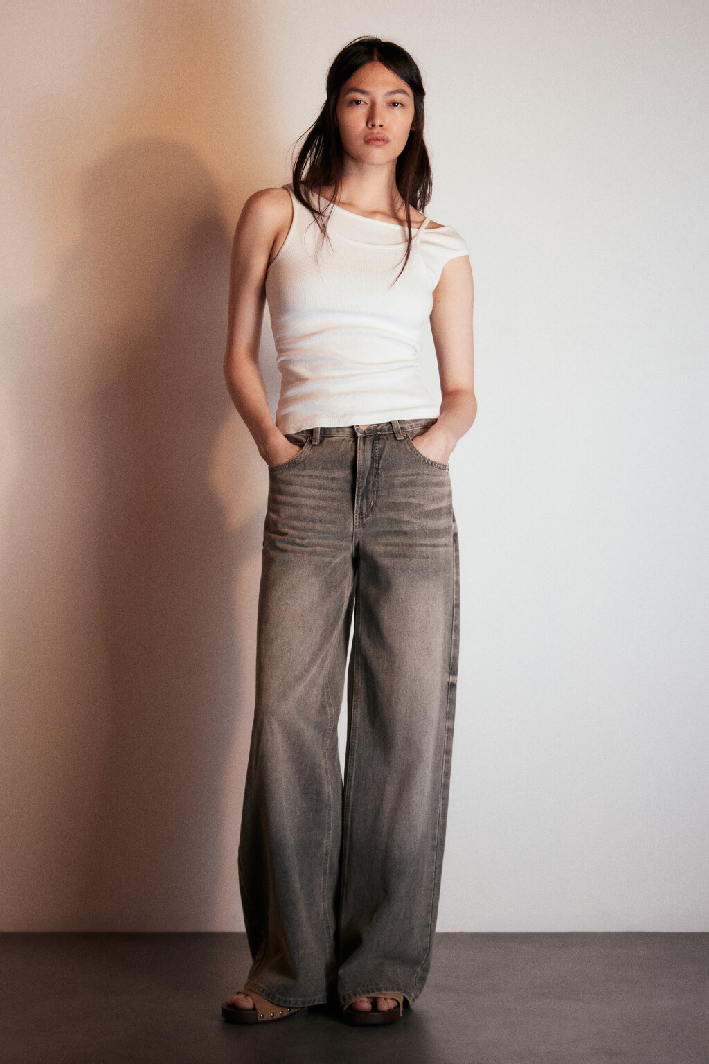 Майка с асимметричными бретелями - цвет белый - 4