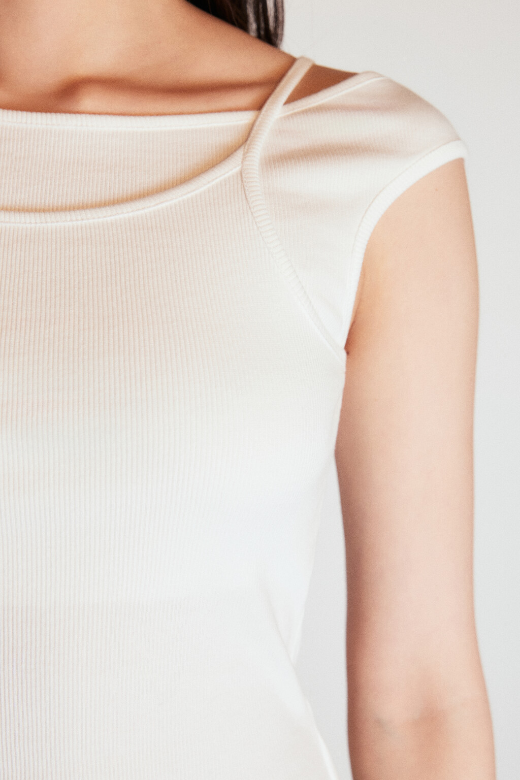 Майка с асимметричными бретелями - цвет белый - 6