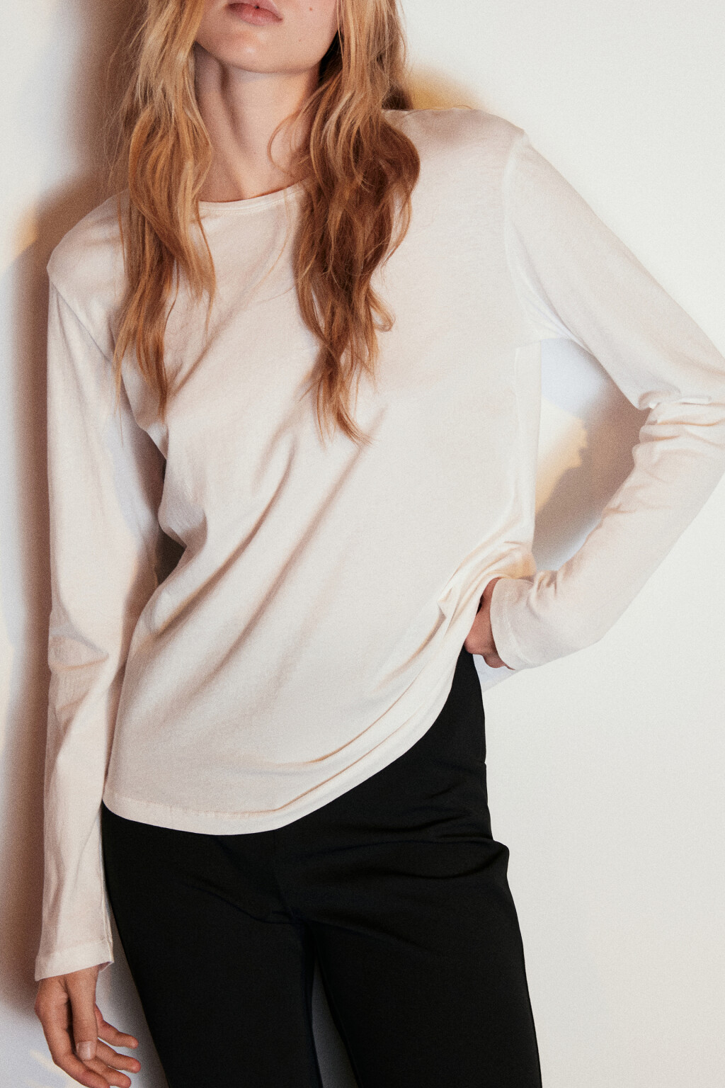 Лонгслив из хлопкового трикотажа - цвет белый - 2