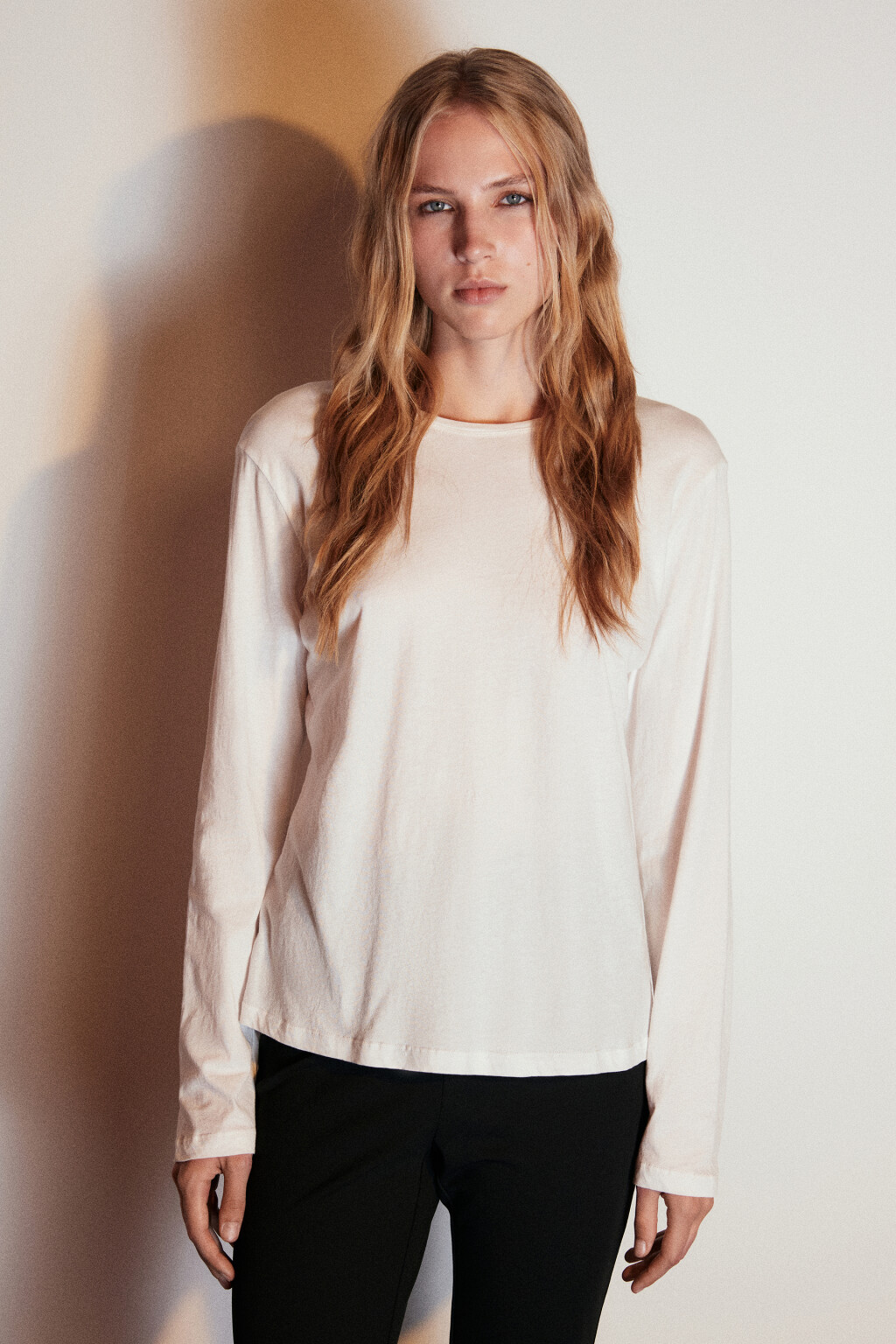 Лонгслив из хлопкового трикотажа - цвет белый - 3