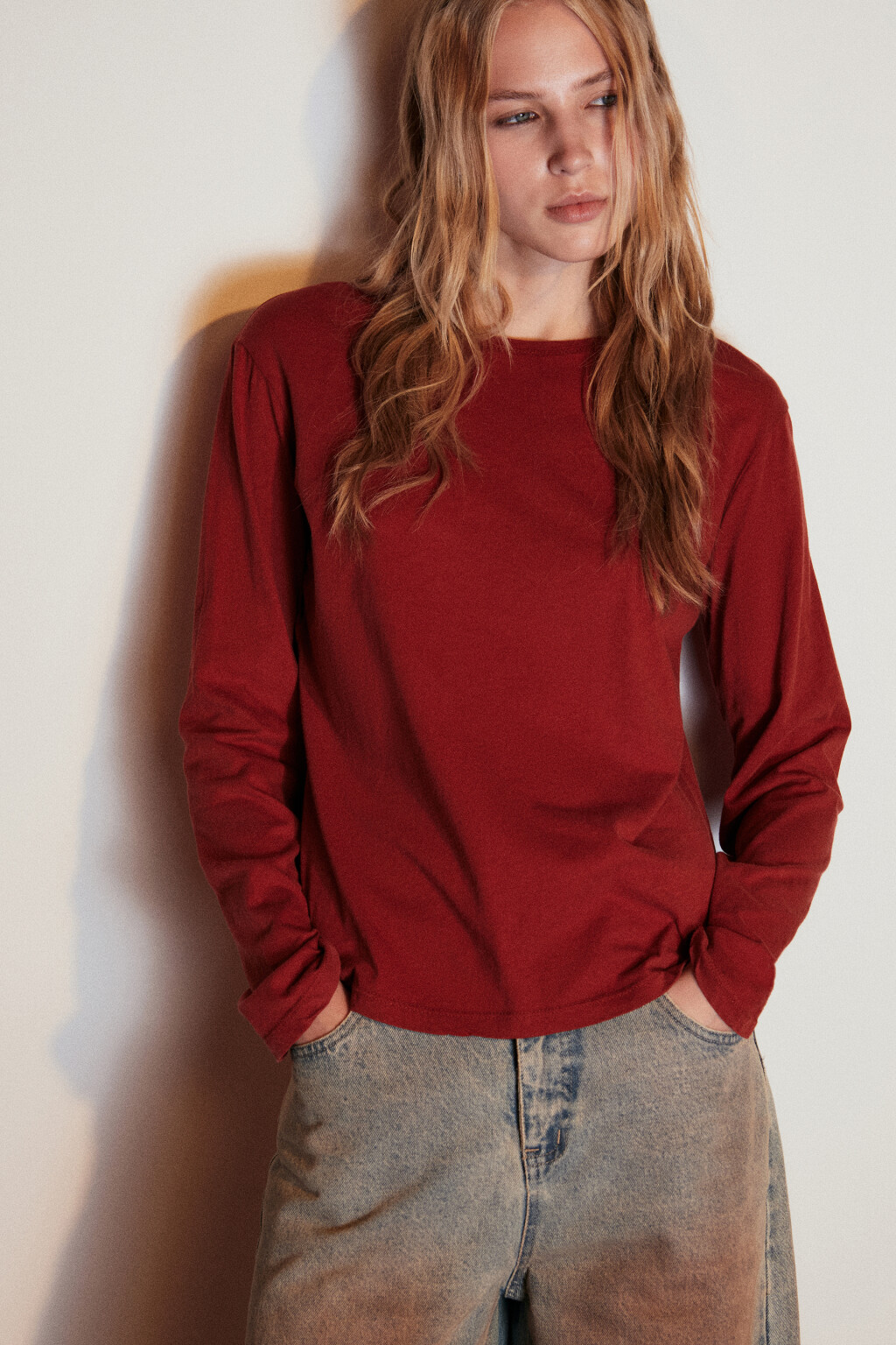 Лонгслив из хлопкового трикотажа - цвет красный - 2