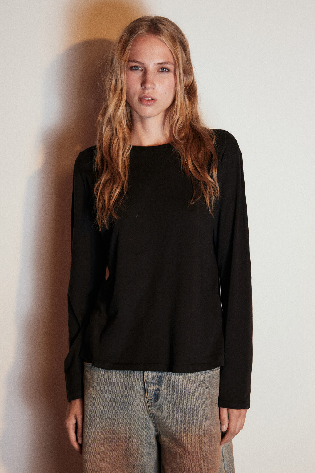 Лонгслив из хлопкового трикотажа - цвет черный - 2