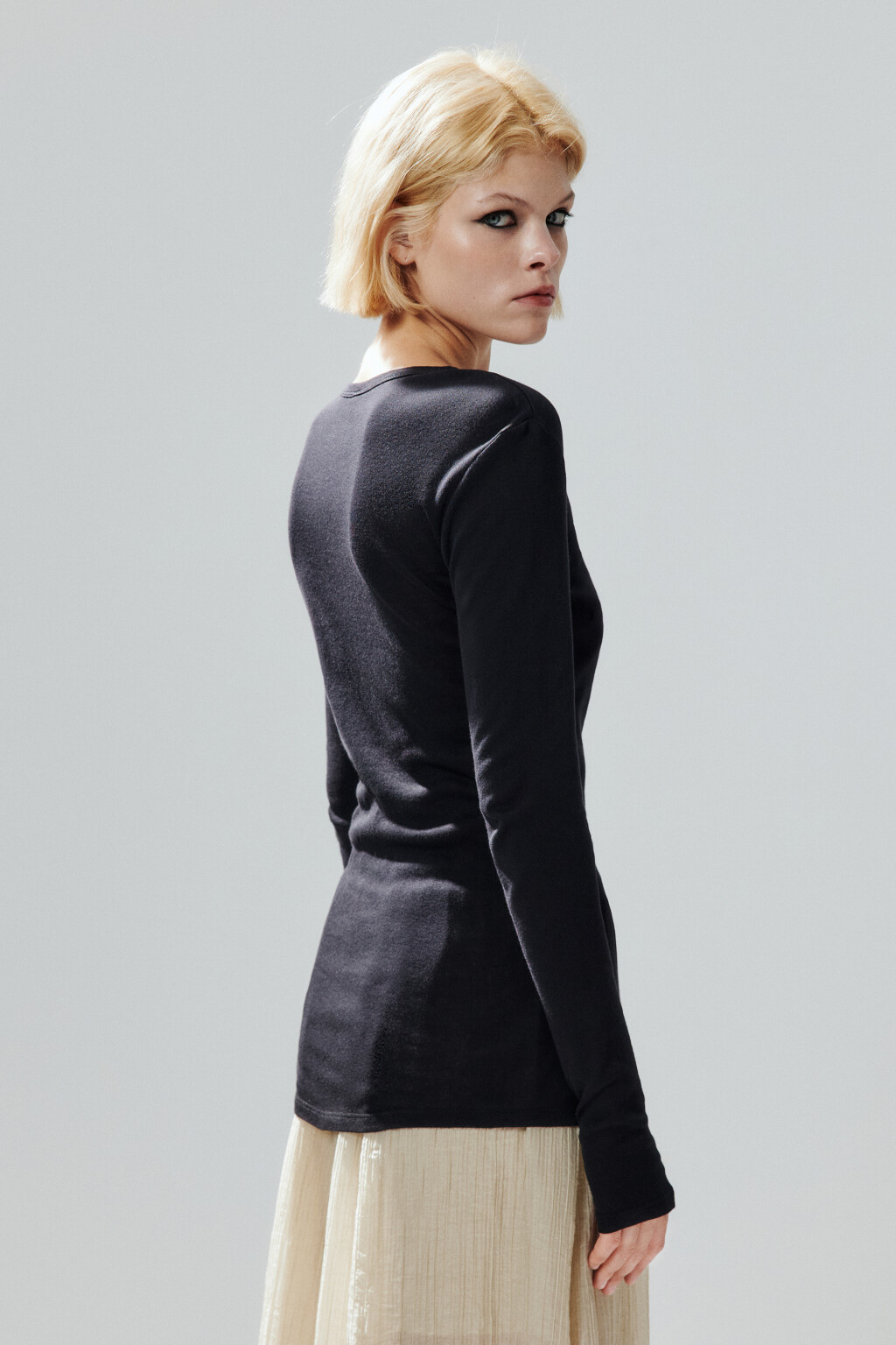Лонгслив удлиненный из тонкого хлопка - цвет черный - 3