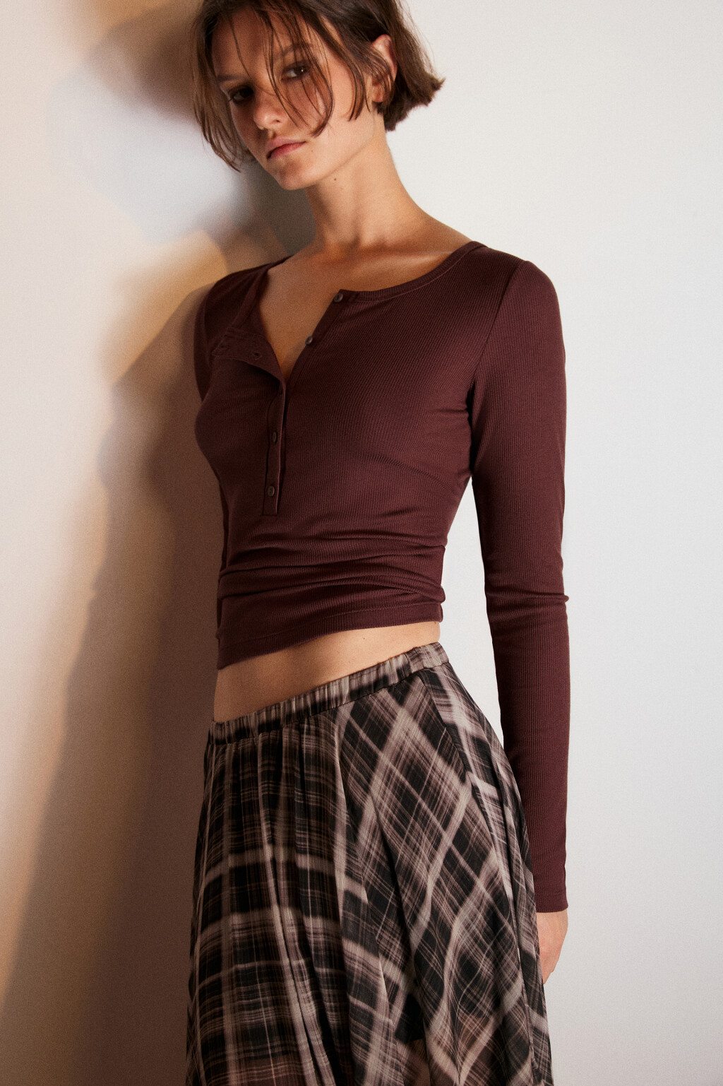 Лонгслив вискозный на пуговицах - цвет коричневый - 1