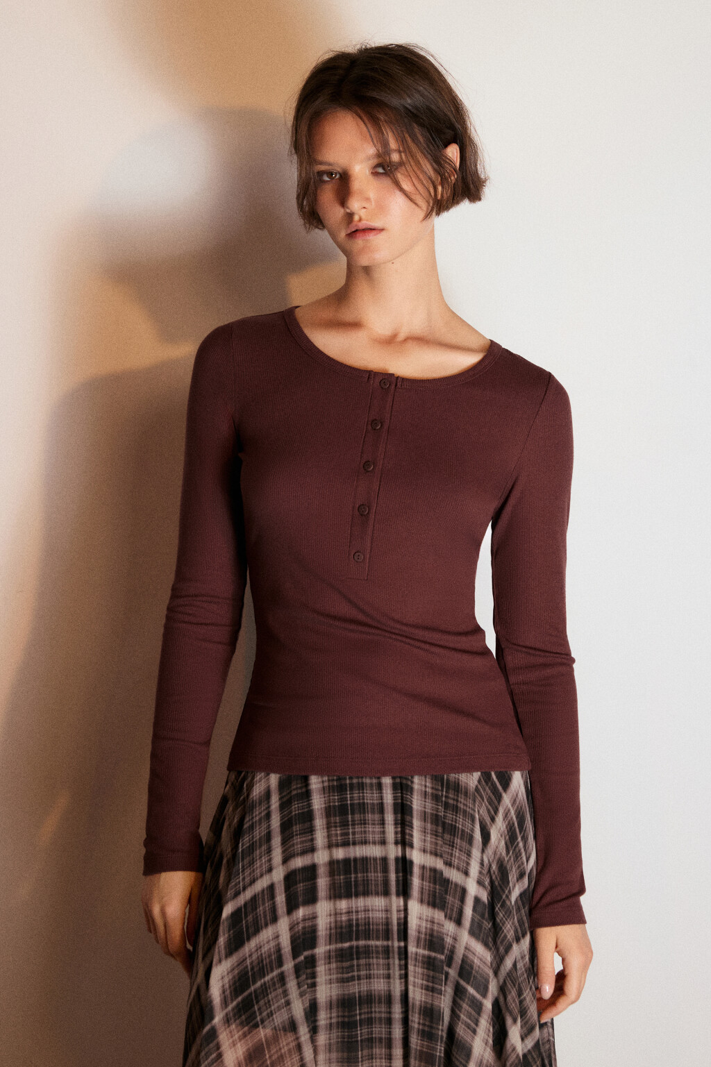 Лонгслив вискозный на пуговицах - цвет коричневый - 2