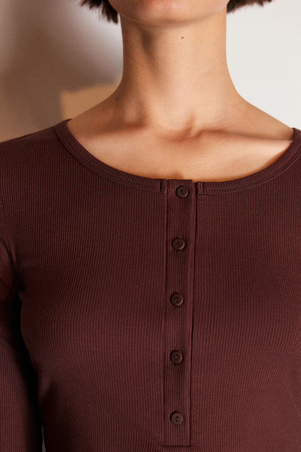 Лонгслив вискозный на пуговицах - цвет коричневый - 5