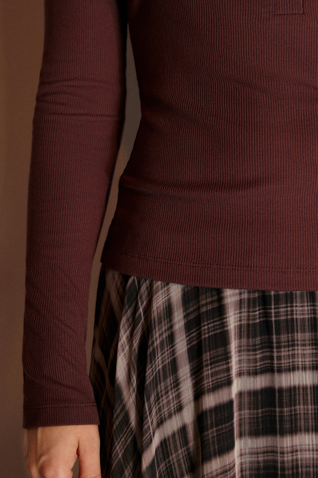 Лонгслив вискозный на пуговицах - цвет коричневый - 6