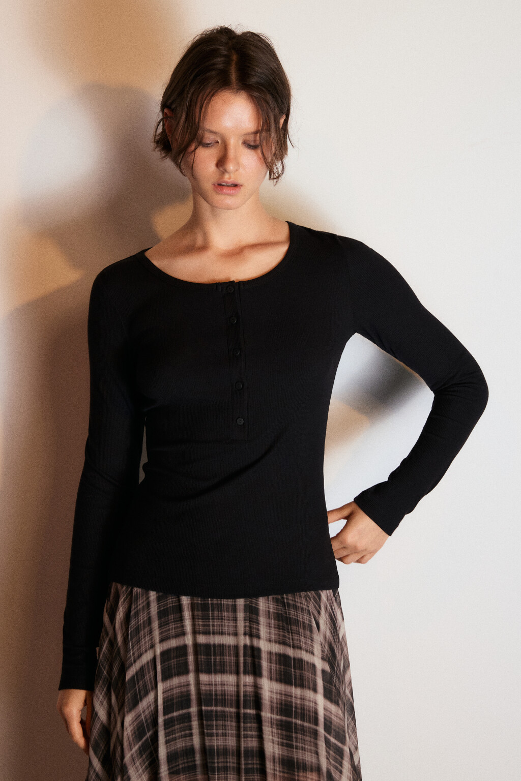 Лонгслив вискозный на пуговицах - цвет черный - 2