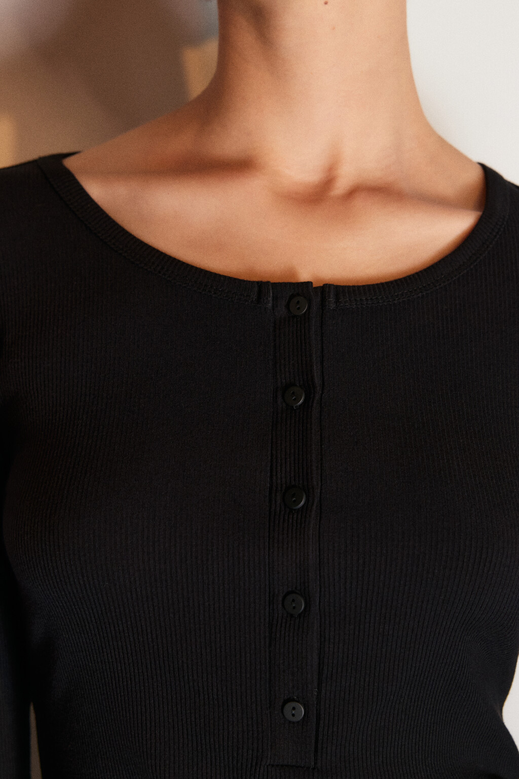 Лонгслив вискозный на пуговицах - цвет черный - 5