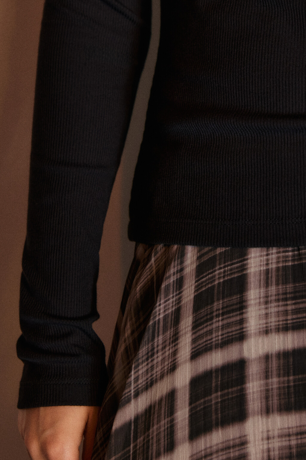 Лонгслив вискозный на пуговицах - цвет черный - 6