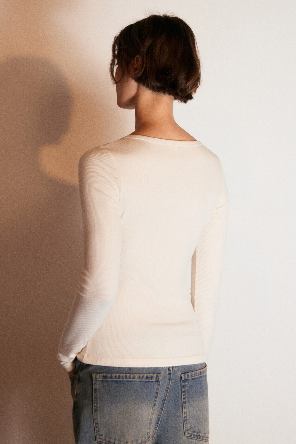 Лонгслив вискозный на пуговицах - цвет молочный - 3