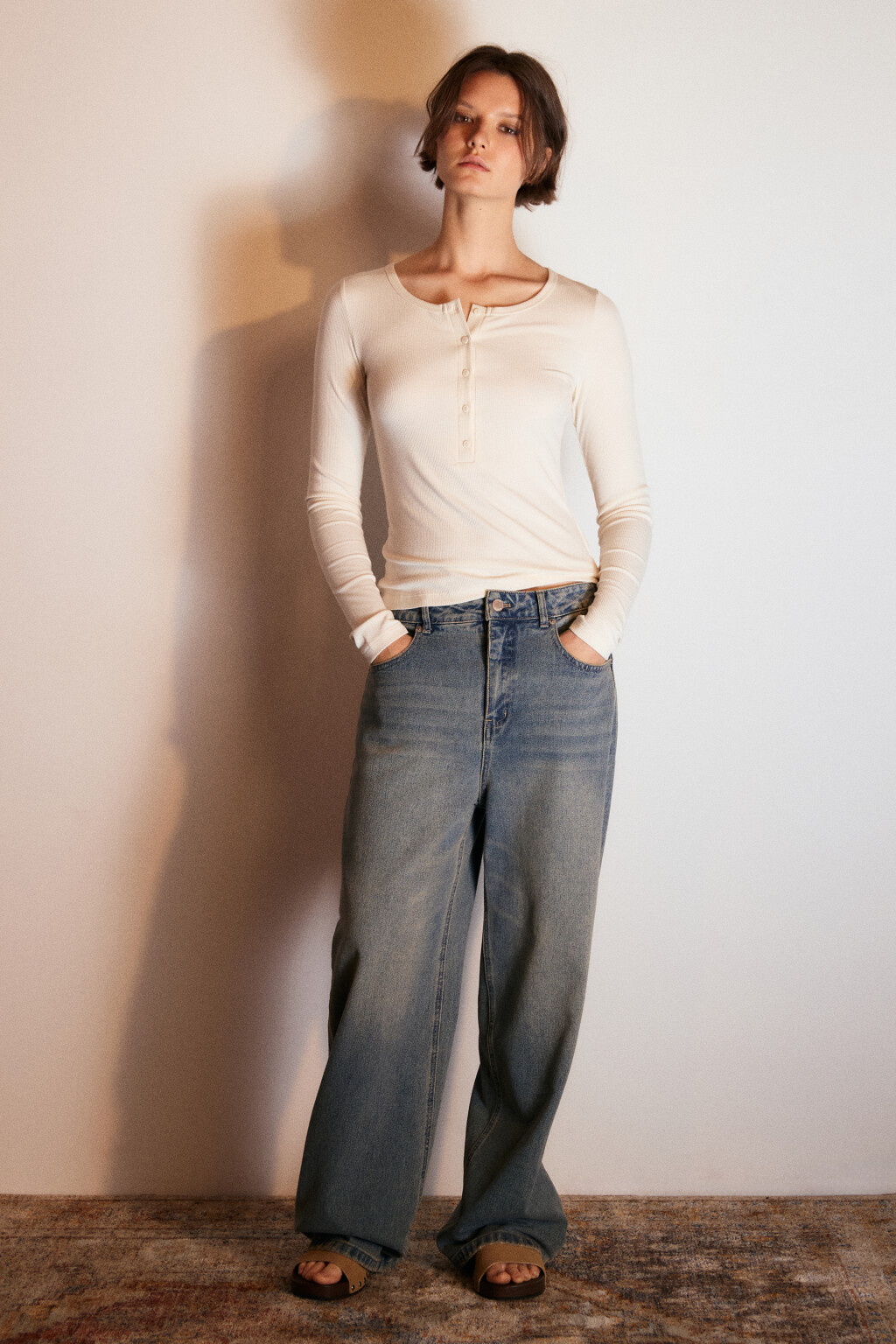 Лонгслив вискозный на пуговицах - цвет молочный - 4