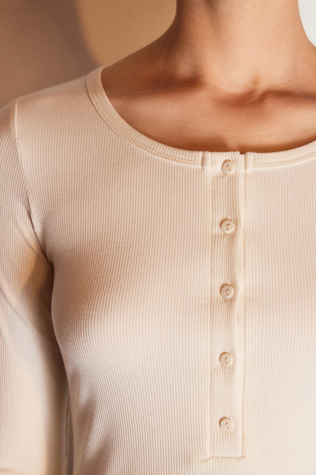 Лонгслив вискозный на пуговицах - цвет молочный - 5