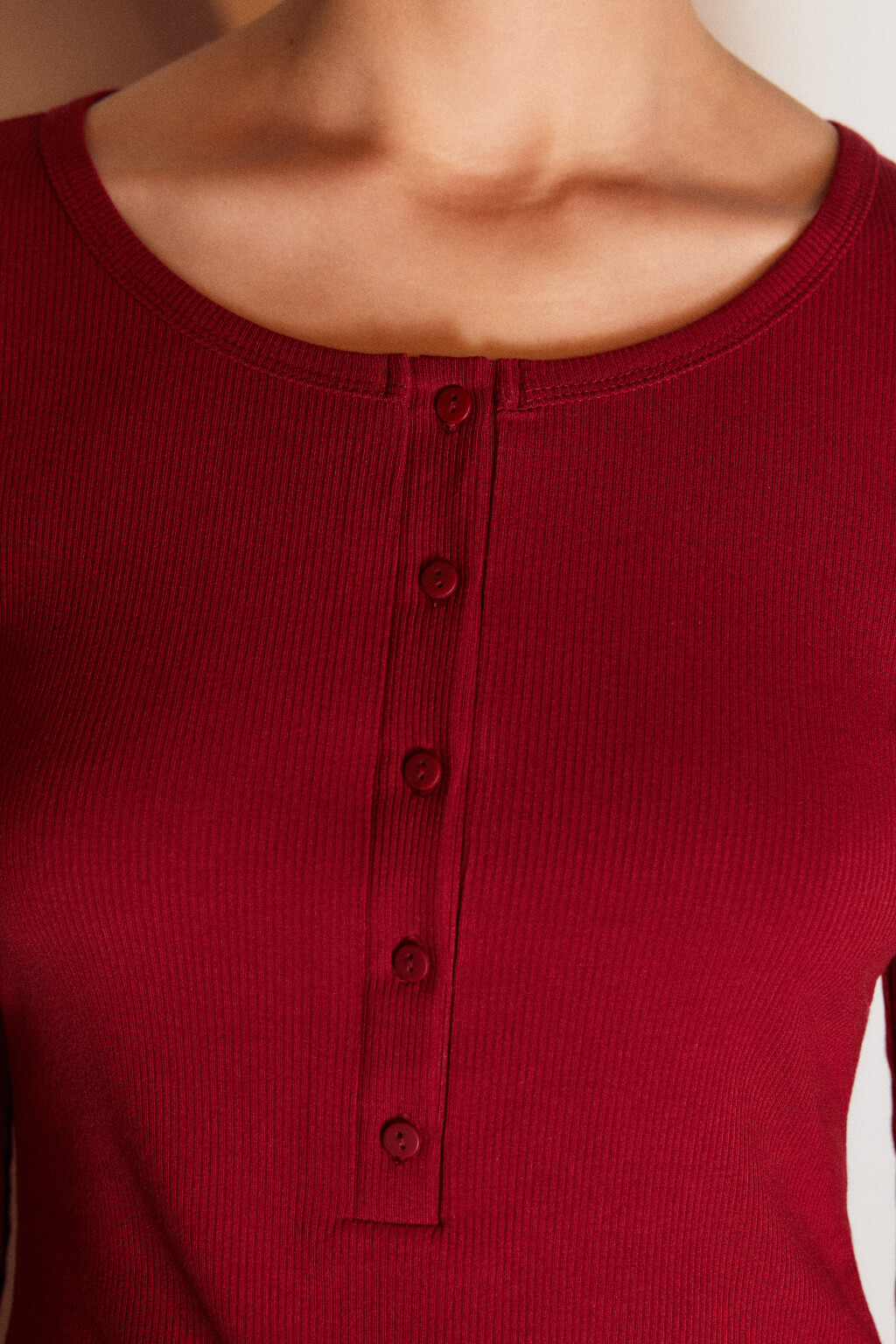 Лонгслив вискозный на пуговицах - цвет бордовый - 5