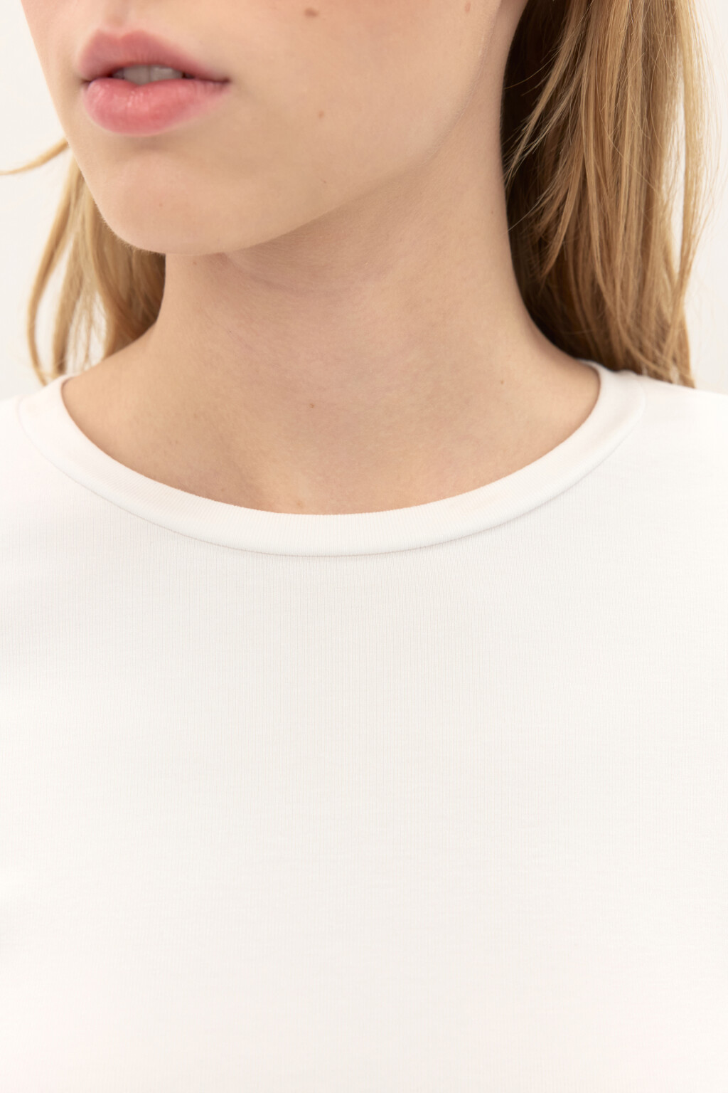 Лонгслив приталенный из вискозы - цвет белый - 6