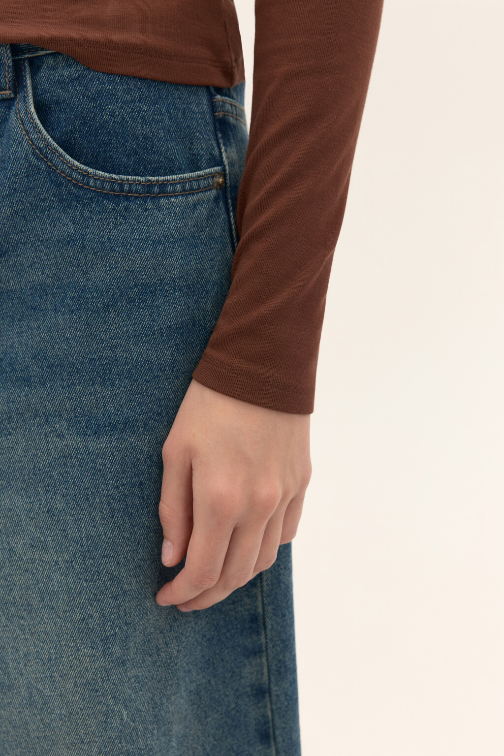 Лонгслив приталенный из вискозы - цвет коричневый - 6