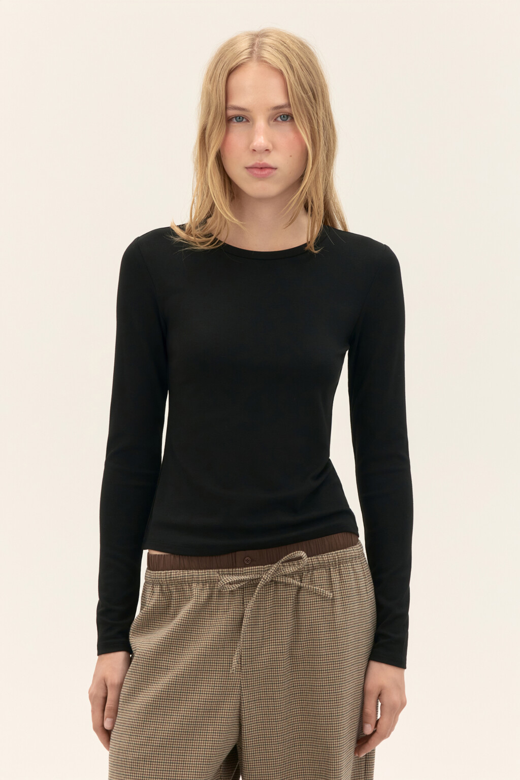 Лонгслив приталенный из вискозы - цвет черный - 2