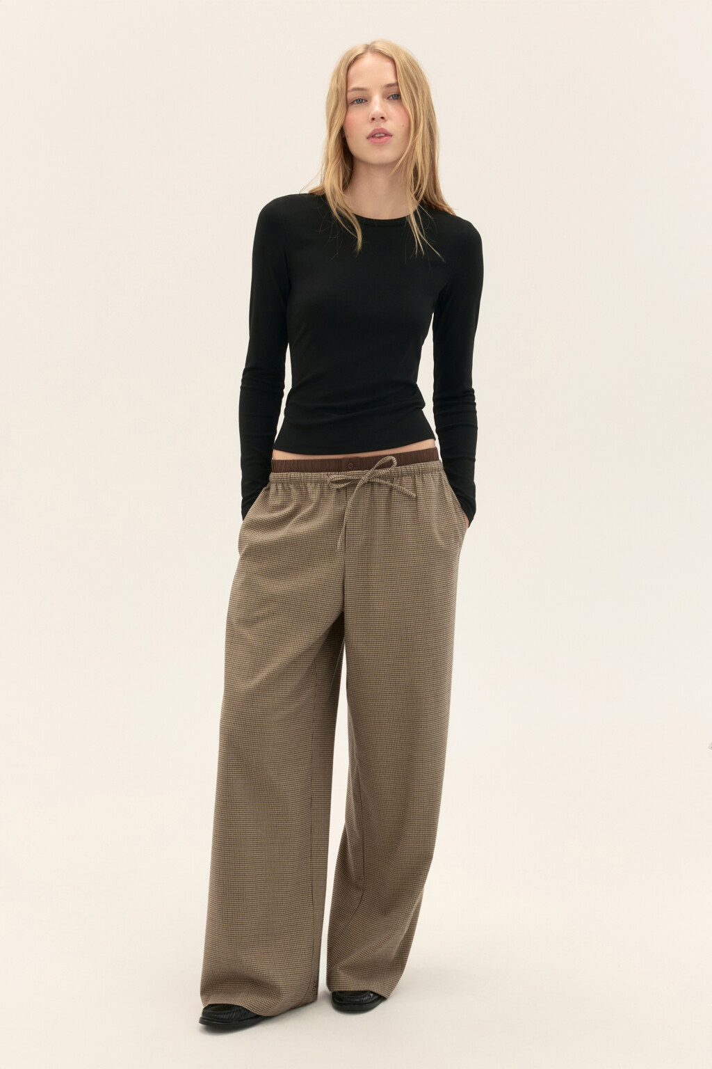 Лонгслив приталенный из вискозы - цвет черный - 4