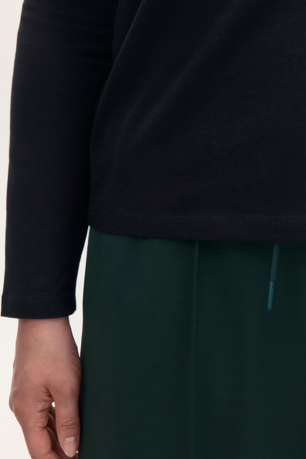 Лонгслив приталенный из вискозы - цвет черный - 6