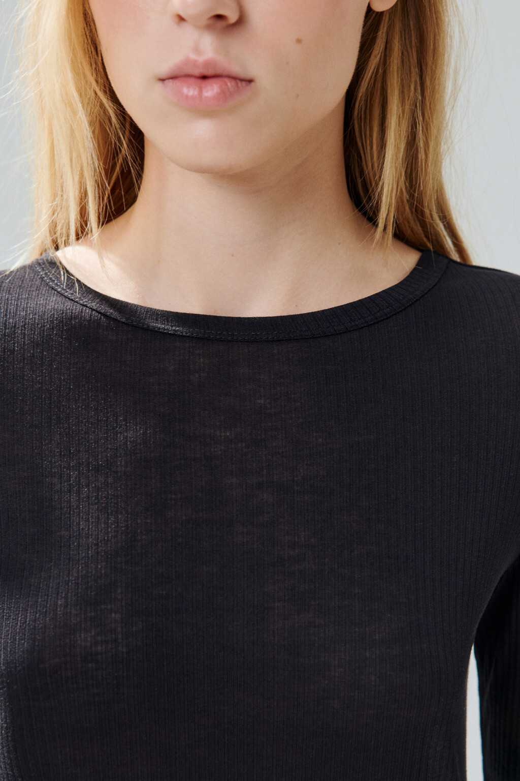 Лонгслив полупрозрачный в рубчик - цвет черный - 6