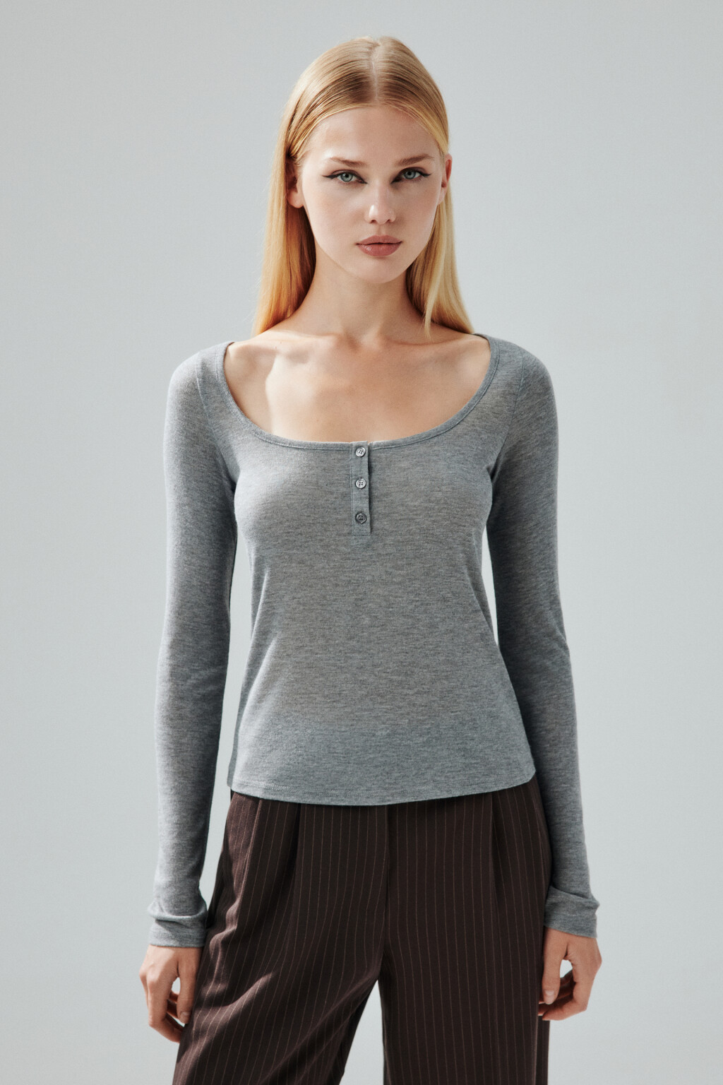 Лонгслив с вырезом и застежкой - цвет серый - 2
