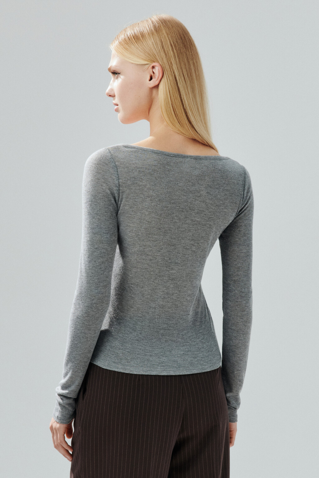 Лонгслив с вырезом и застежкой - цвет серый - 3