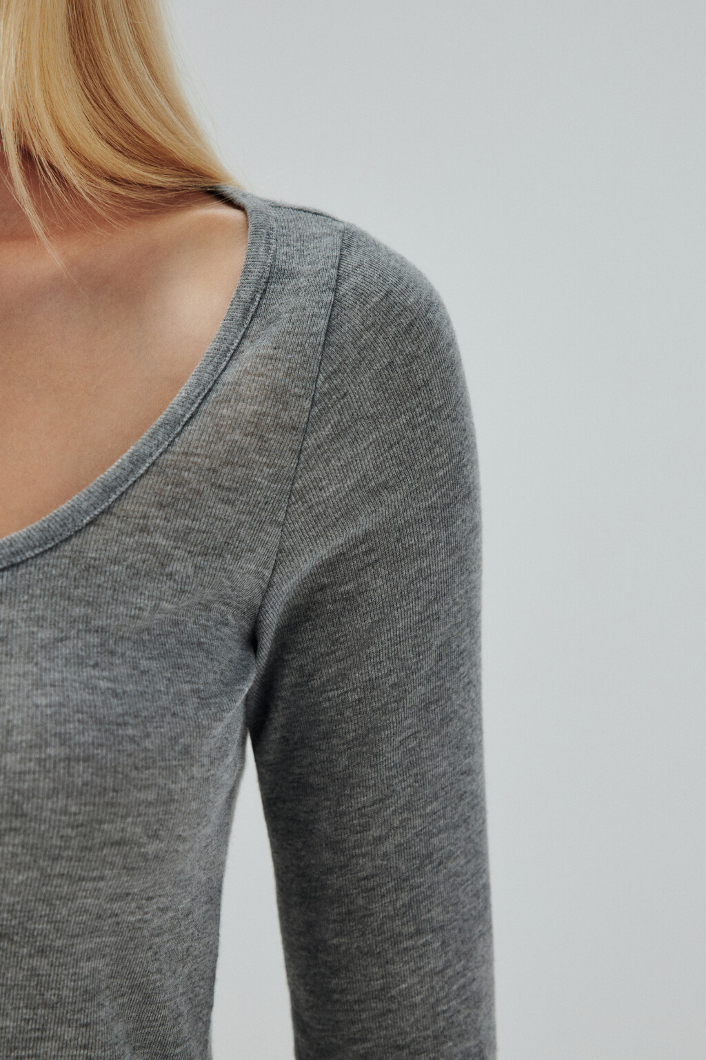 Лонгслив с вырезом и застежкой - цвет серый - 6