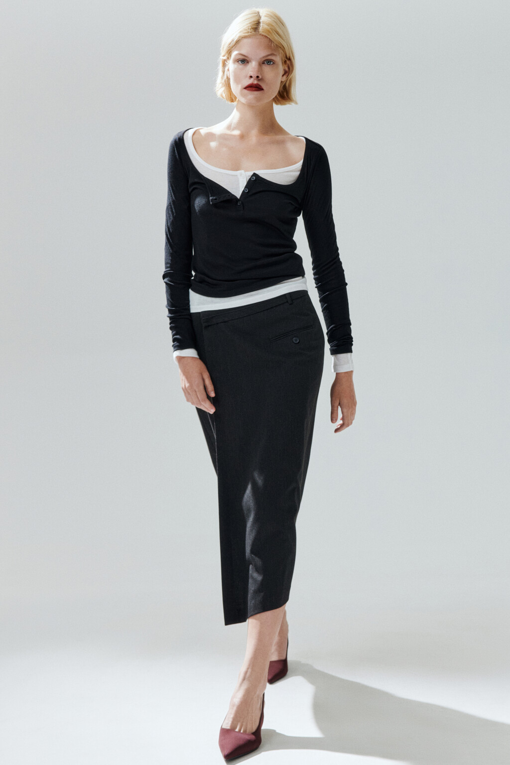 Лонгслив с вырезом и застежкой - цвет черный - 2