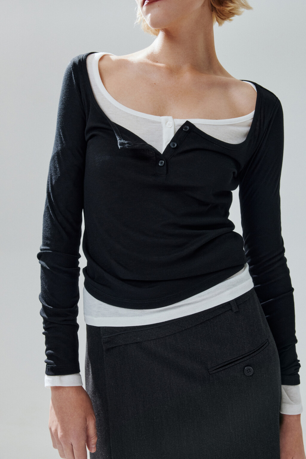 Лонгслив с вырезом и застежкой - цвет черный - 1
