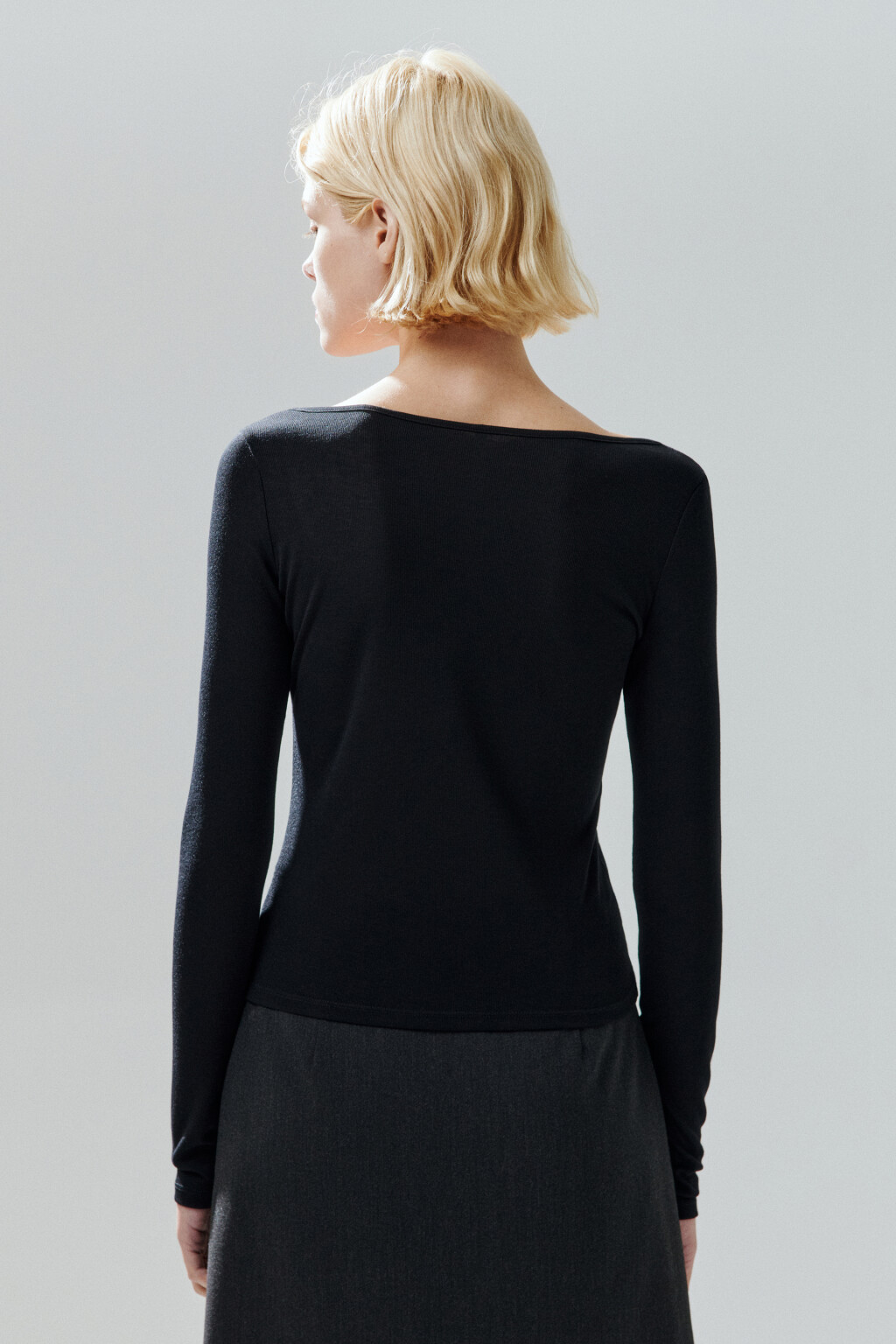Лонгслив с вырезом и застежкой - цвет черный - 4
