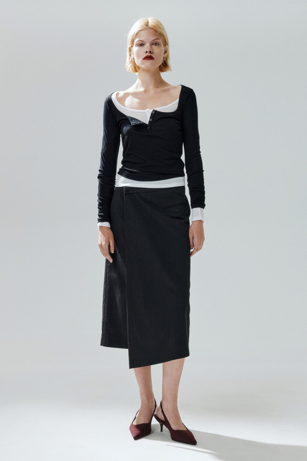 Лонгслив с вырезом и застежкой - цвет черный - 5