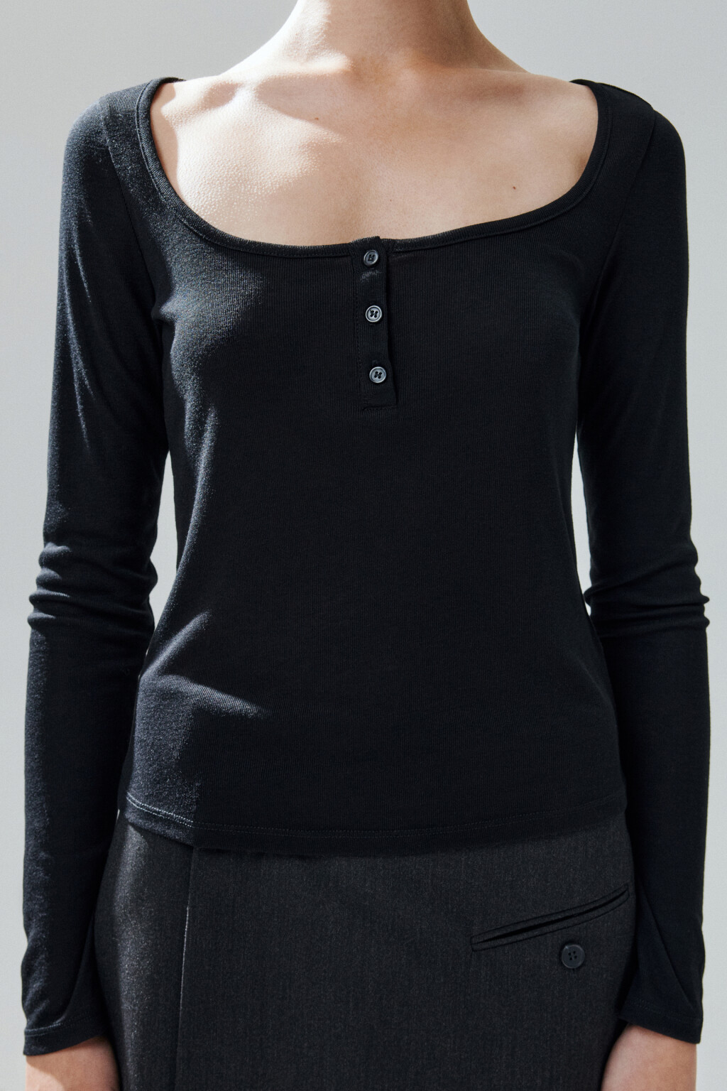 Лонгслив с вырезом и застежкой - цвет черный - 6