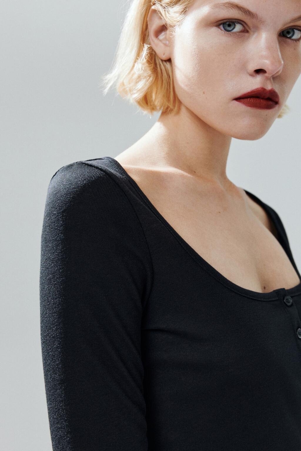 Лонгслив с вырезом и застежкой - цвет черный - 7