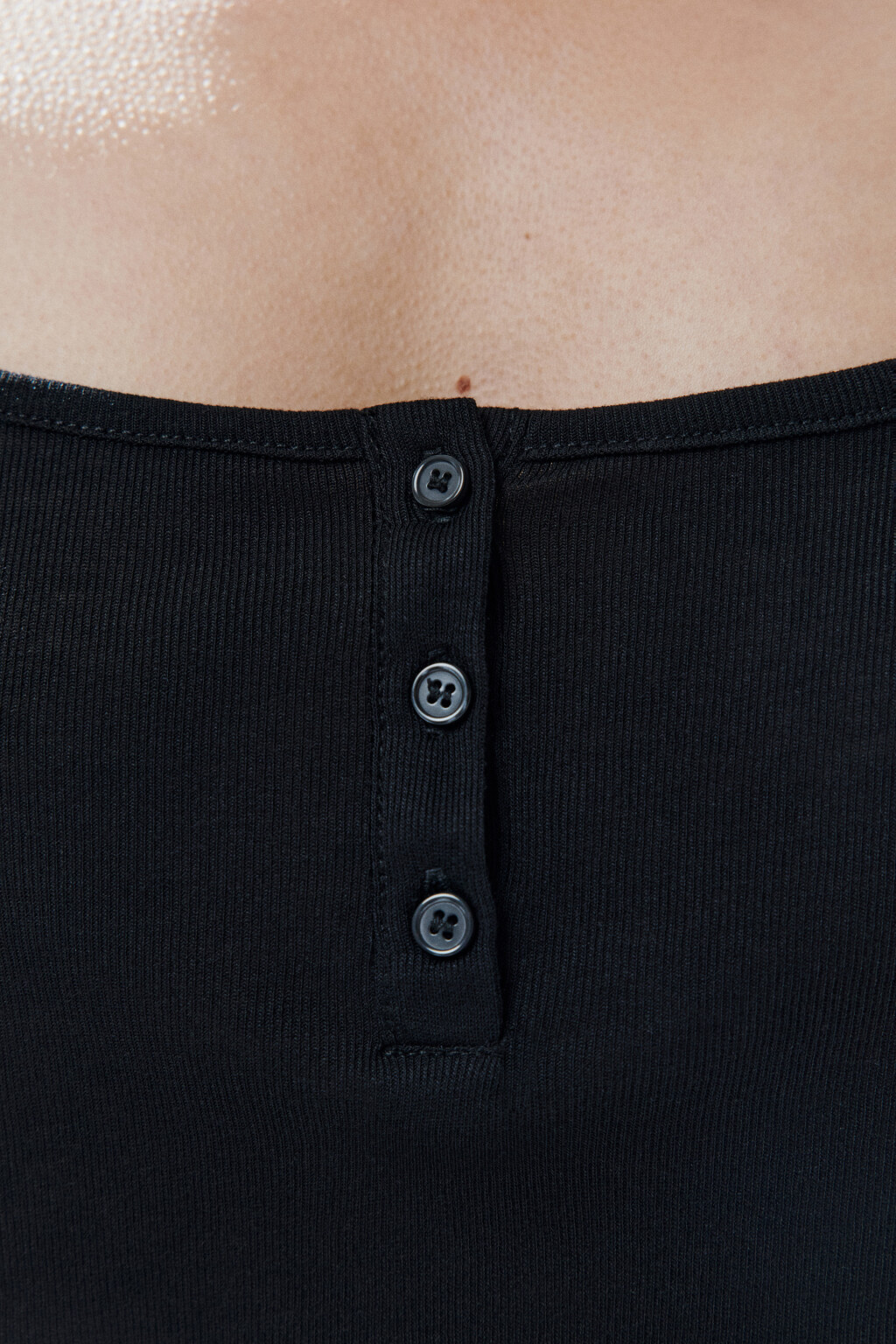 Лонгслив с вырезом и застежкой - цвет черный - 8