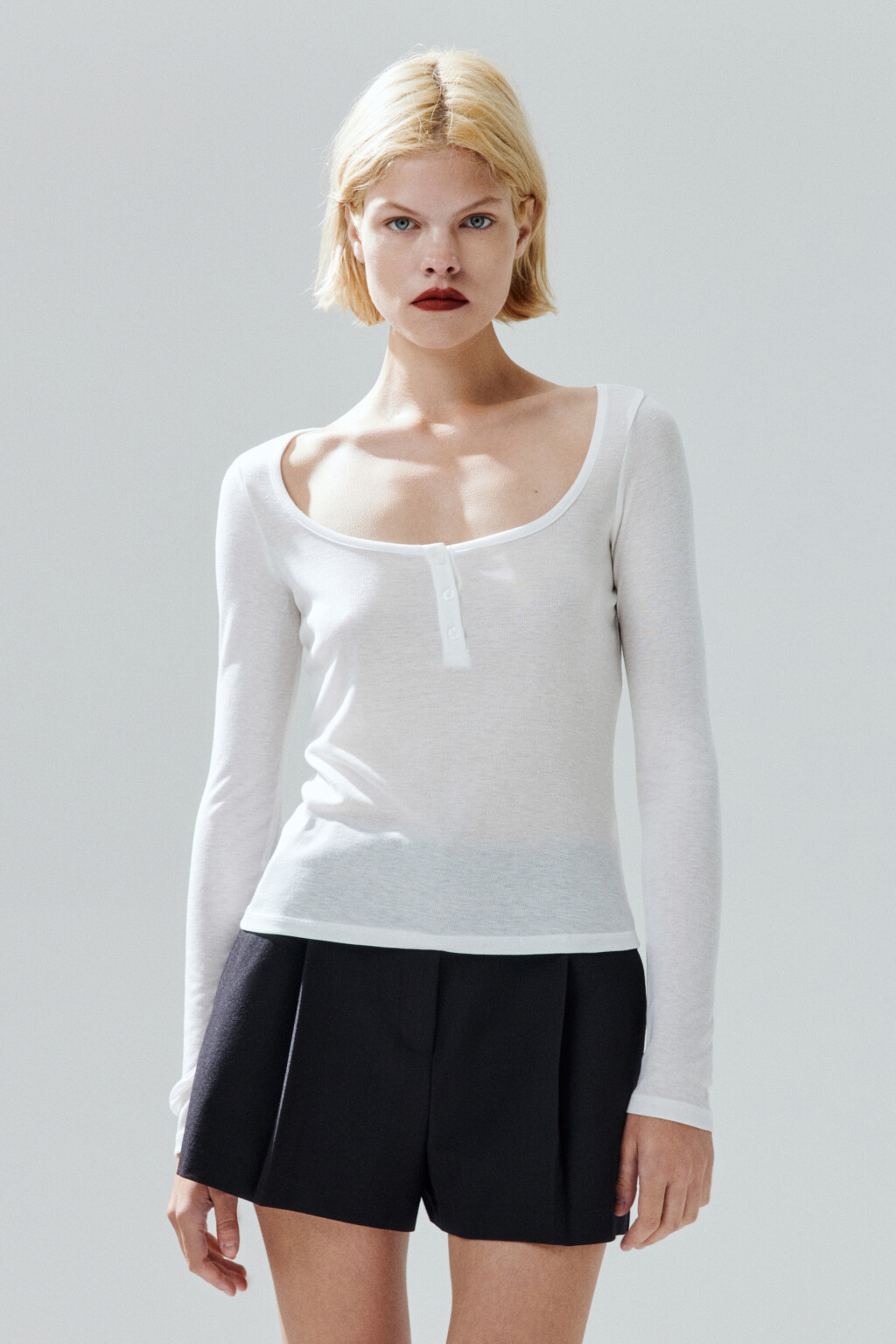 Лонгслив с вырезом и застежкой - цвет молочный - 3