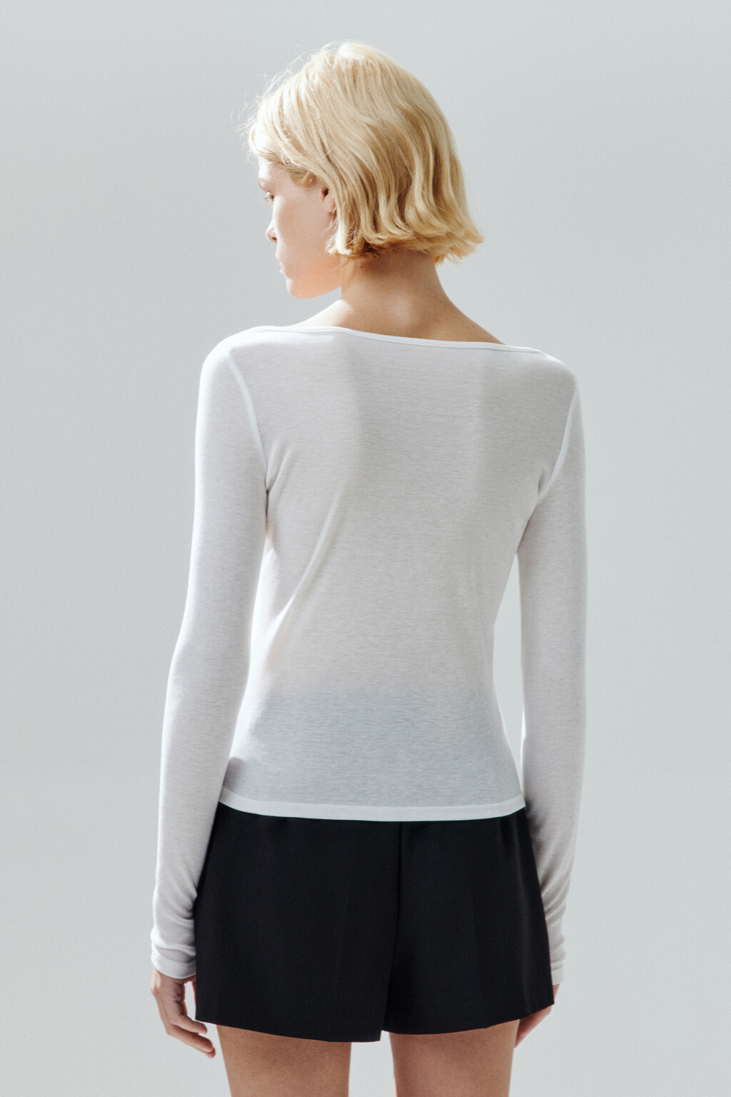 Лонгслив с вырезом и застежкой - цвет молочный - 4