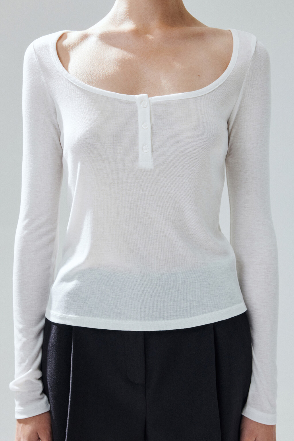 Лонгслив с вырезом и застежкой - цвет молочный - 6