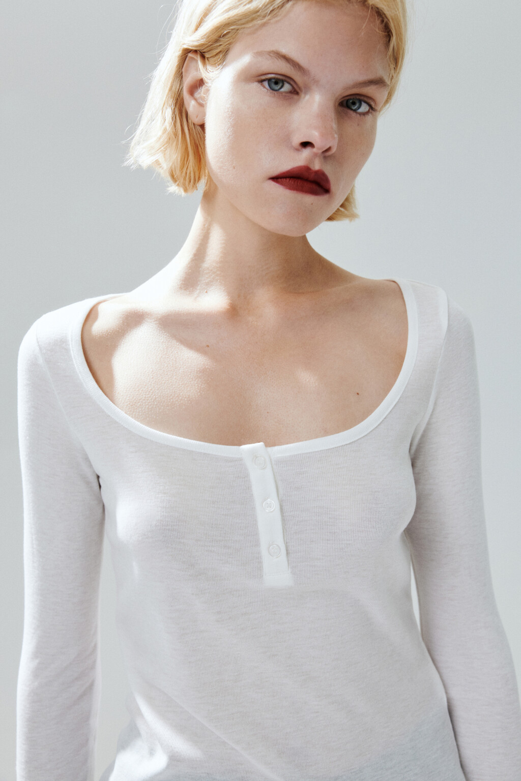 Лонгслив с вырезом и застежкой - цвет молочный - 7