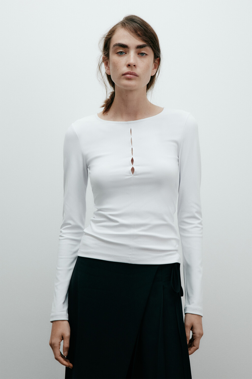 Лонгслив с разрезом на груди - цвет белый - 2