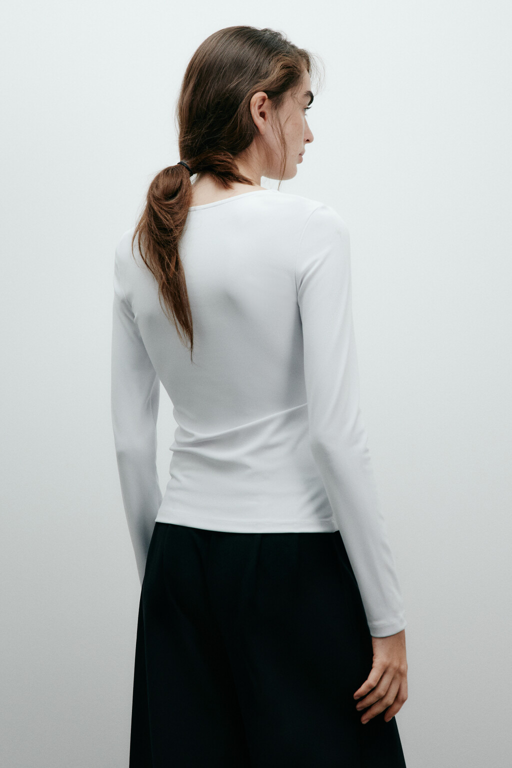 Лонгслив с разрезом на груди - цвет белый - 3