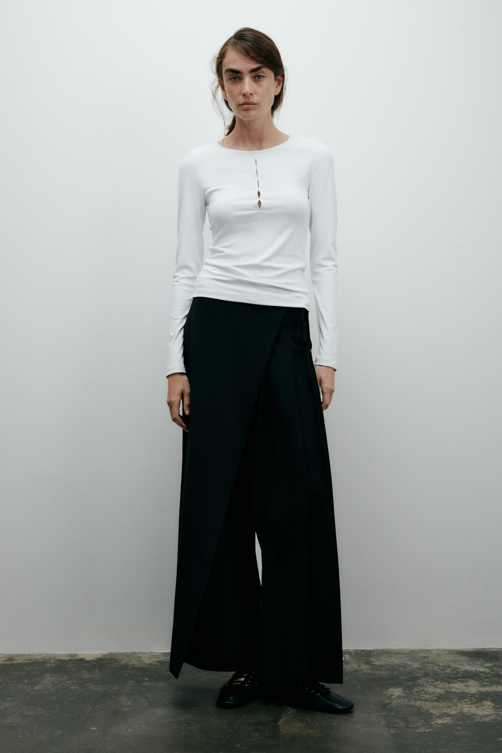 Лонгслив с разрезом на груди - цвет белый - 4