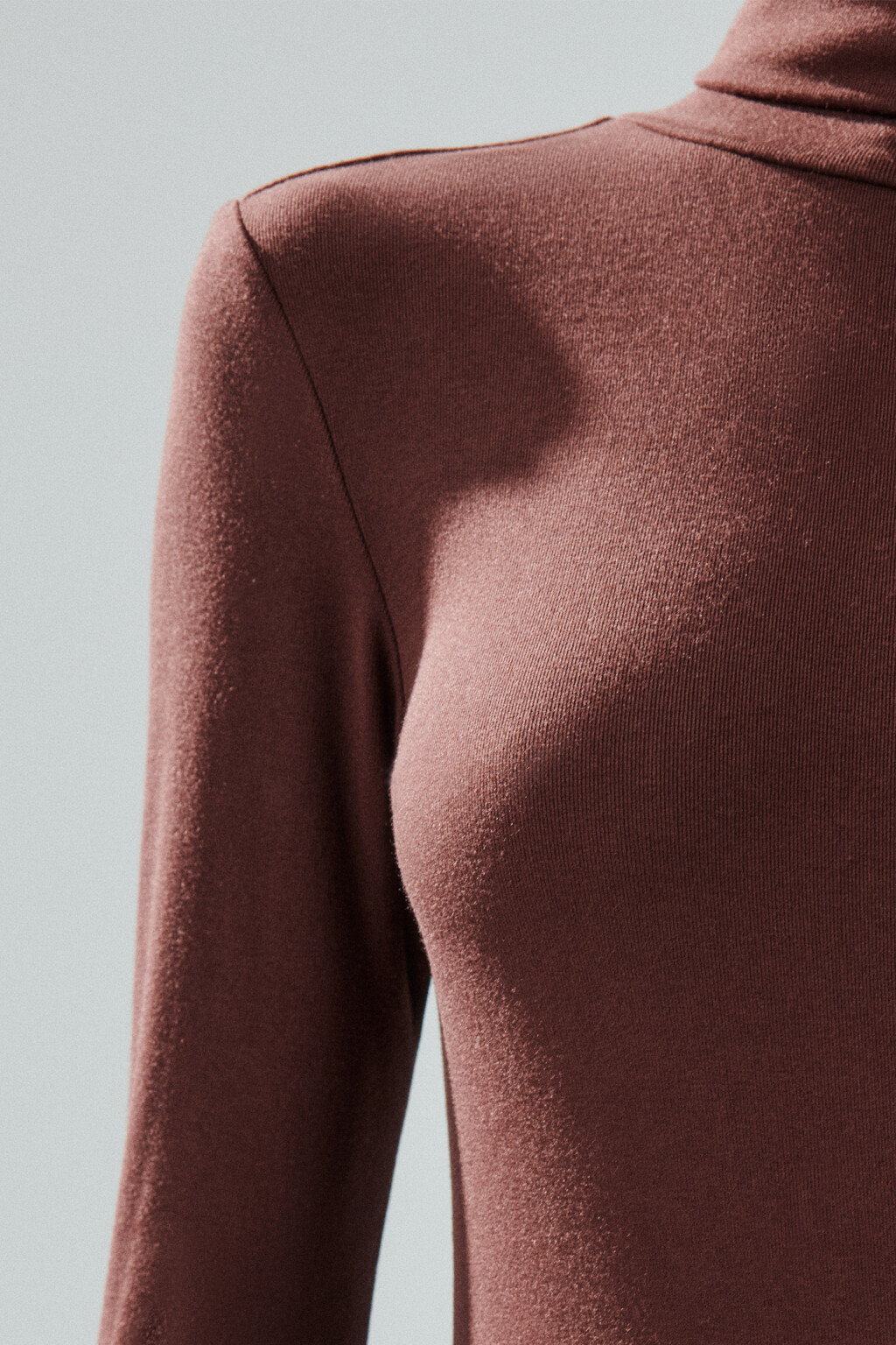 Водолазка из вискозного трикотажа - цвет коричневый - 5