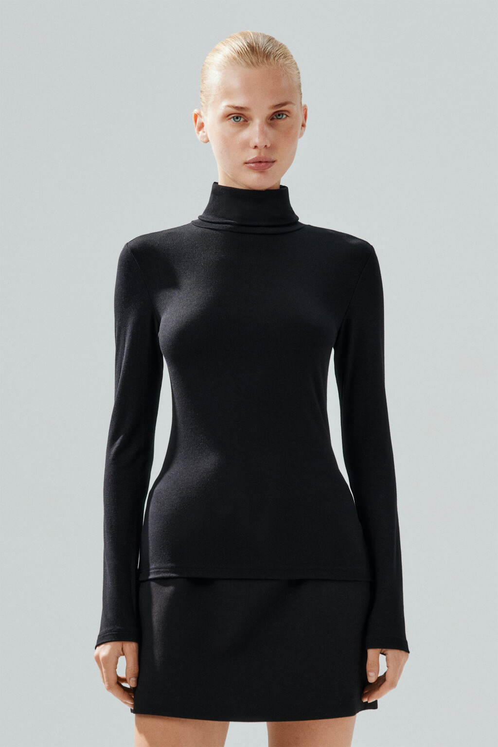 Водолазка из вискозного трикотажа - цвет черный - 2