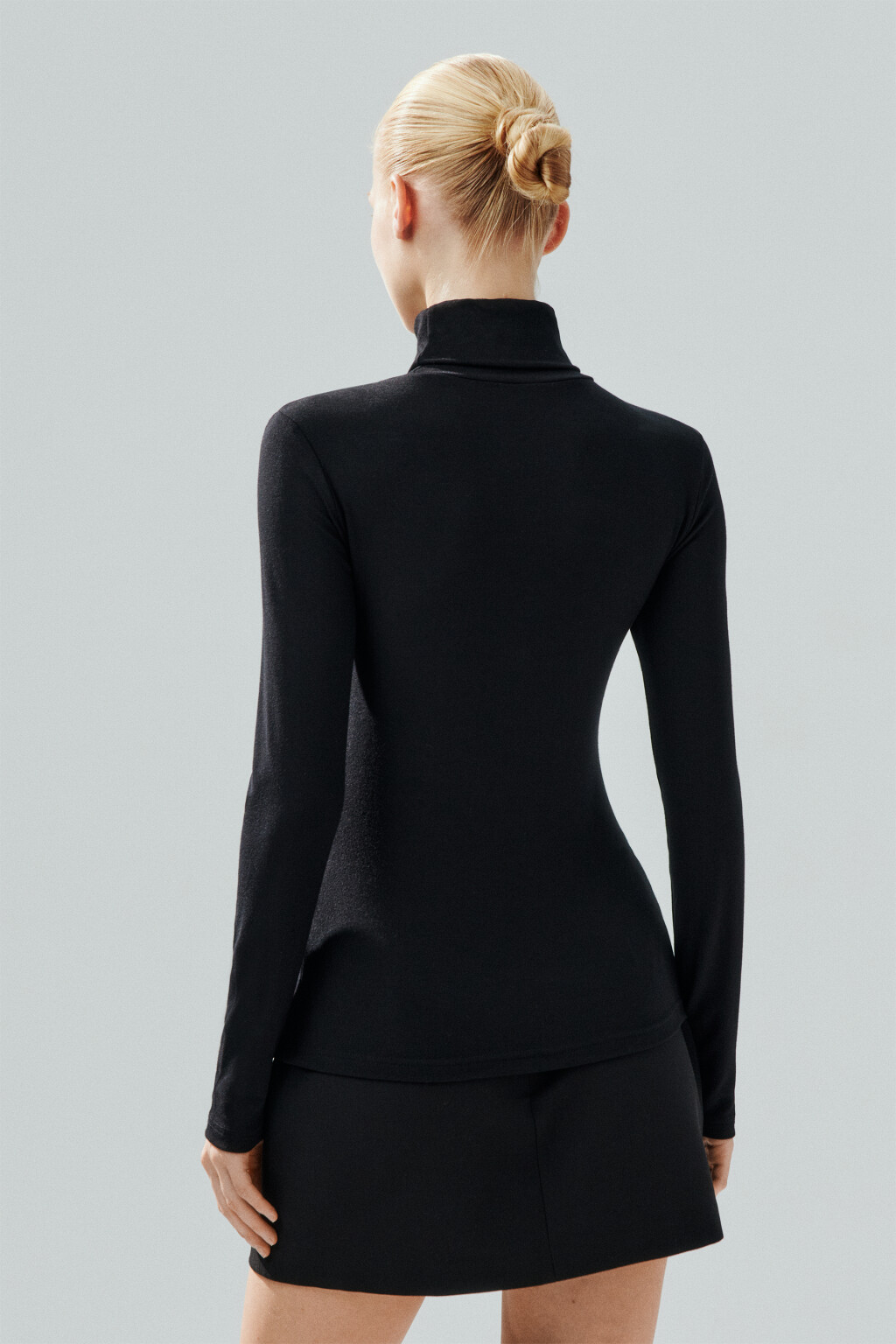 Водолазка из вискозного трикотажа - цвет черный - 3