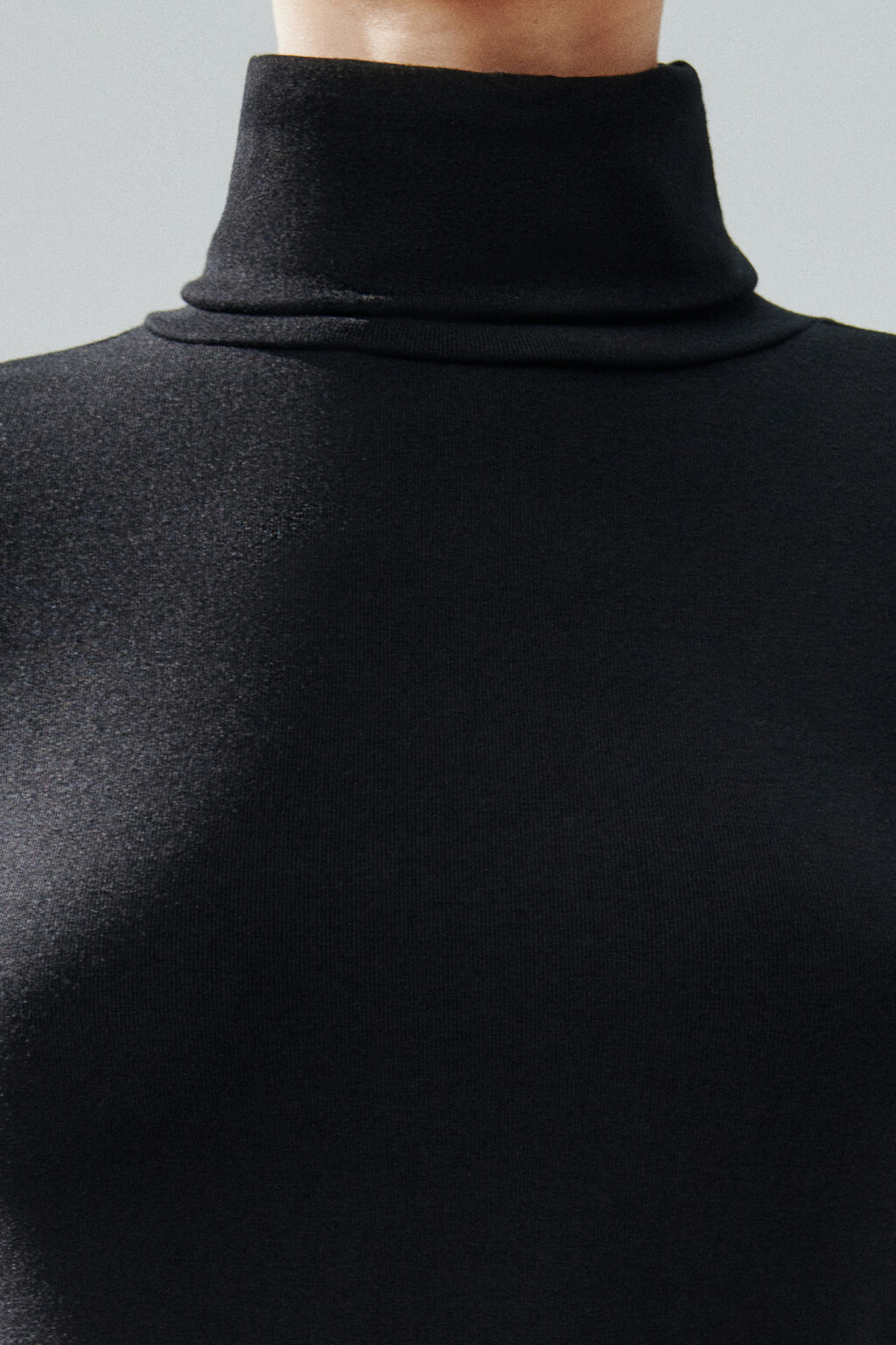 Водолазка из вискозного трикотажа - цвет черный - 5