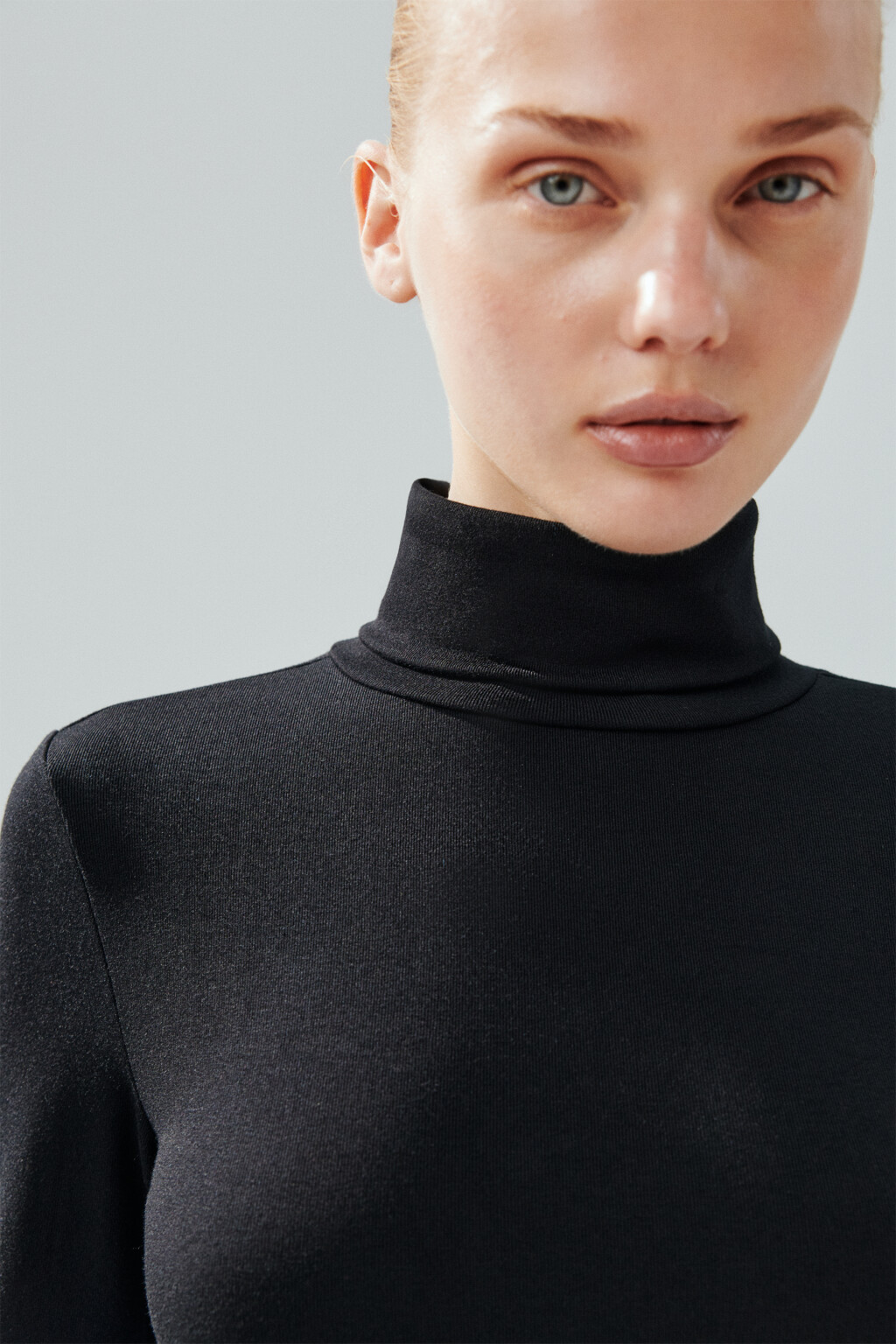 Водолазка из вискозного трикотажа - цвет черный - 6