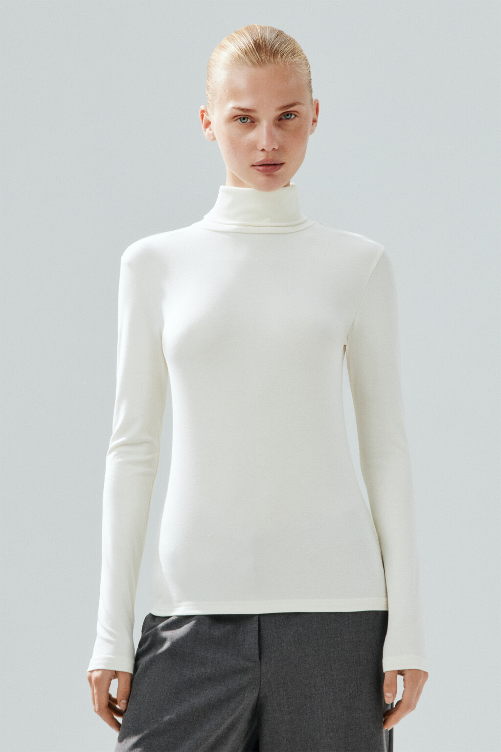 Водолазка из вискозного трикотажа - цвет молочный - 2