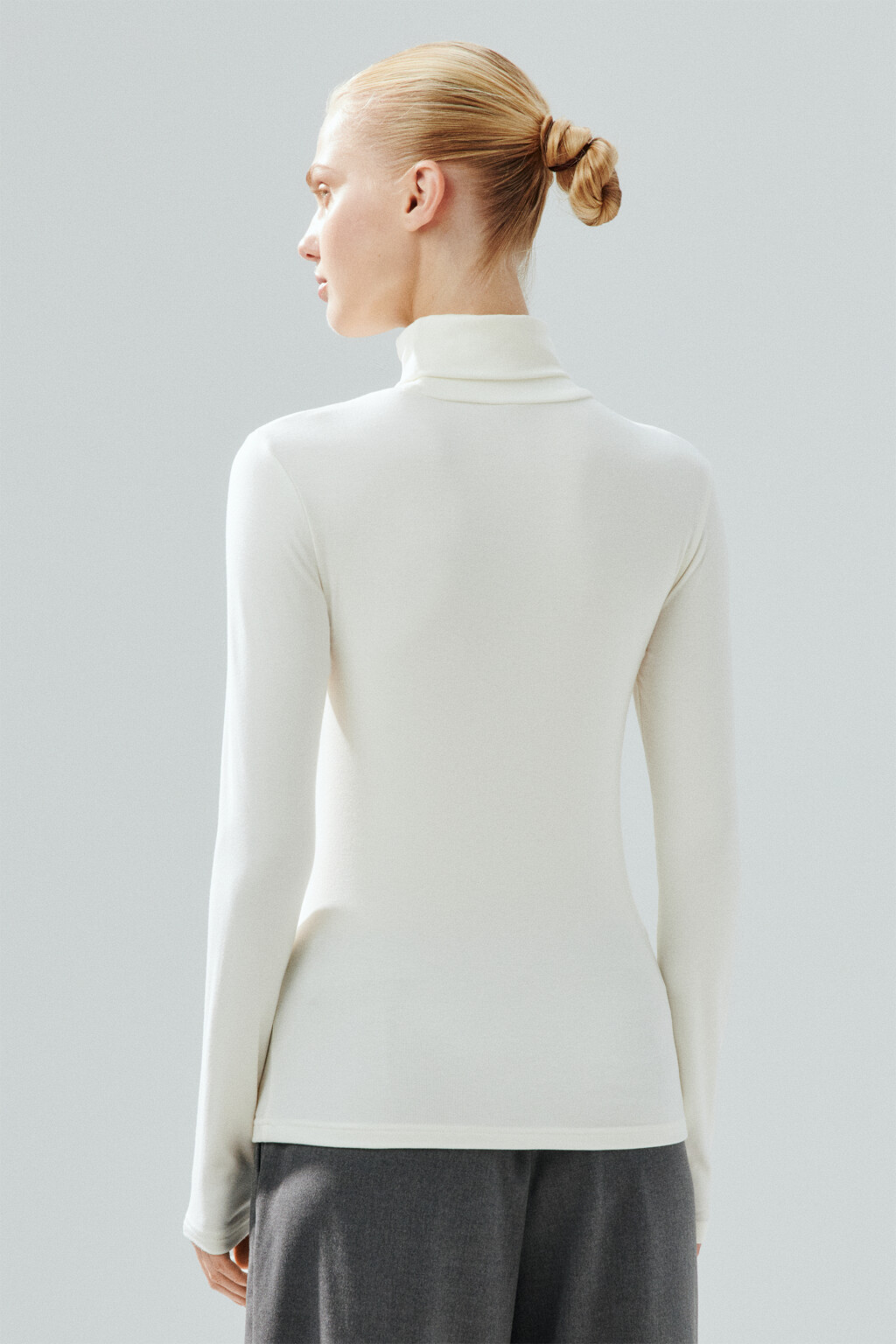 Водолазка из вискозного трикотажа - цвет молочный - 3