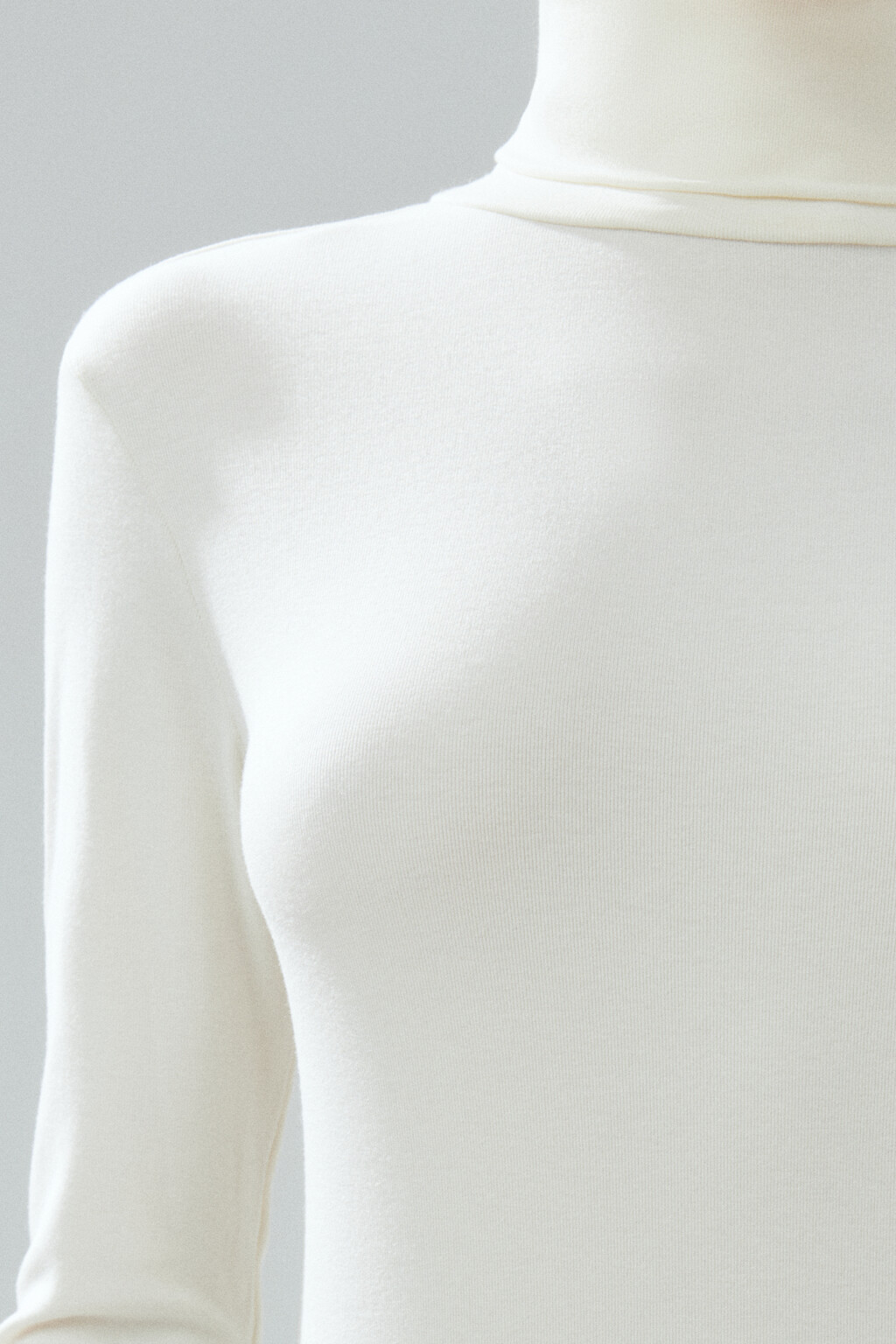 Водолазка из вискозного трикотажа - цвет молочный - 5